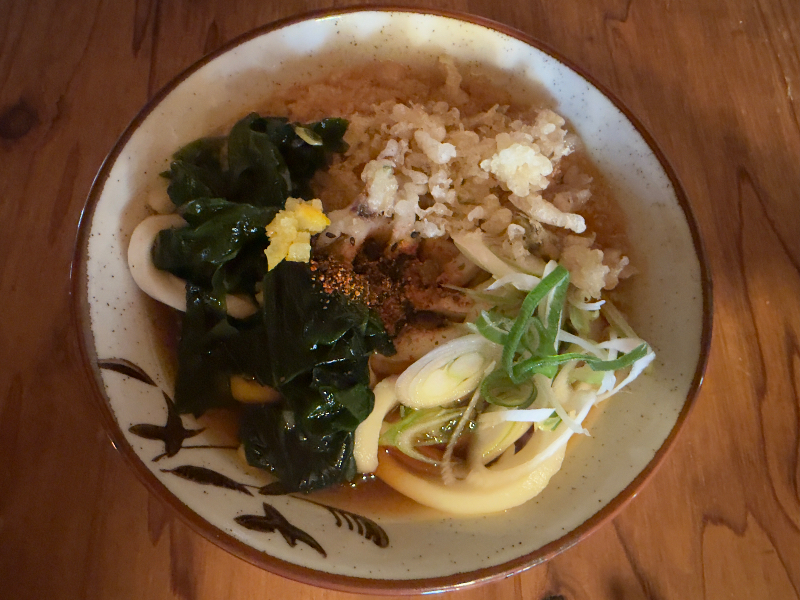 ワカメうどんにたぬきのトッピング