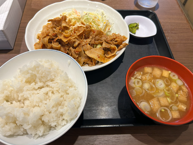 「豚肉七味炒め定食」（通称「ニクシチ」）