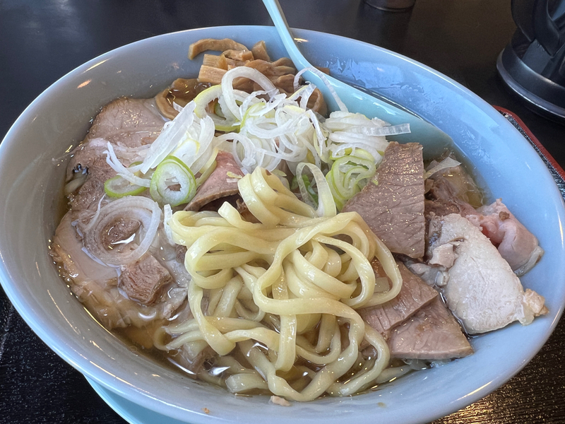 平打ちのもちもち麺がうまし