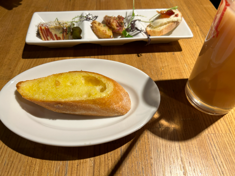 ガーリックトーストと前菜3種の盛り合わせ