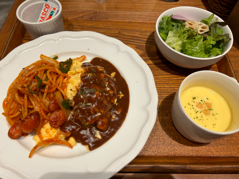 サラダとコーンスープ付き