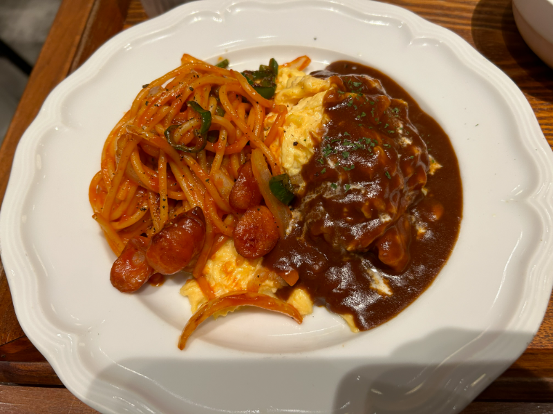 オムライスとナポリタン　ハーフ＆ハーフ